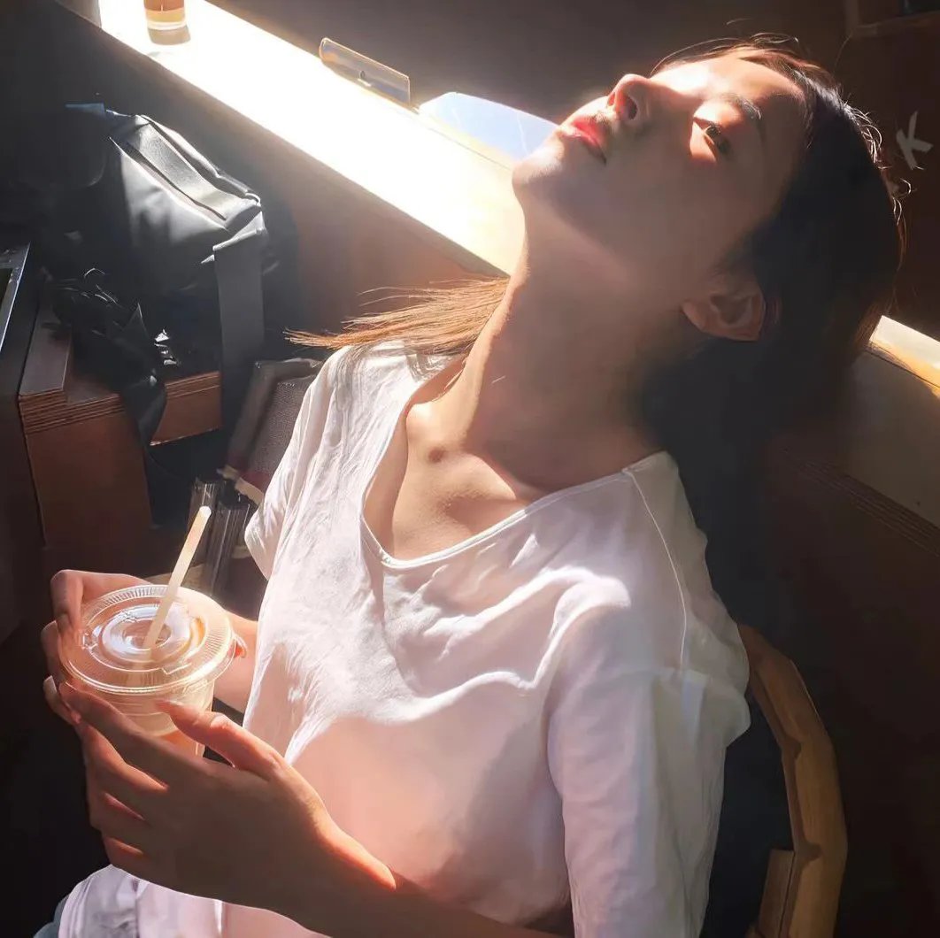 战火中的花蕾